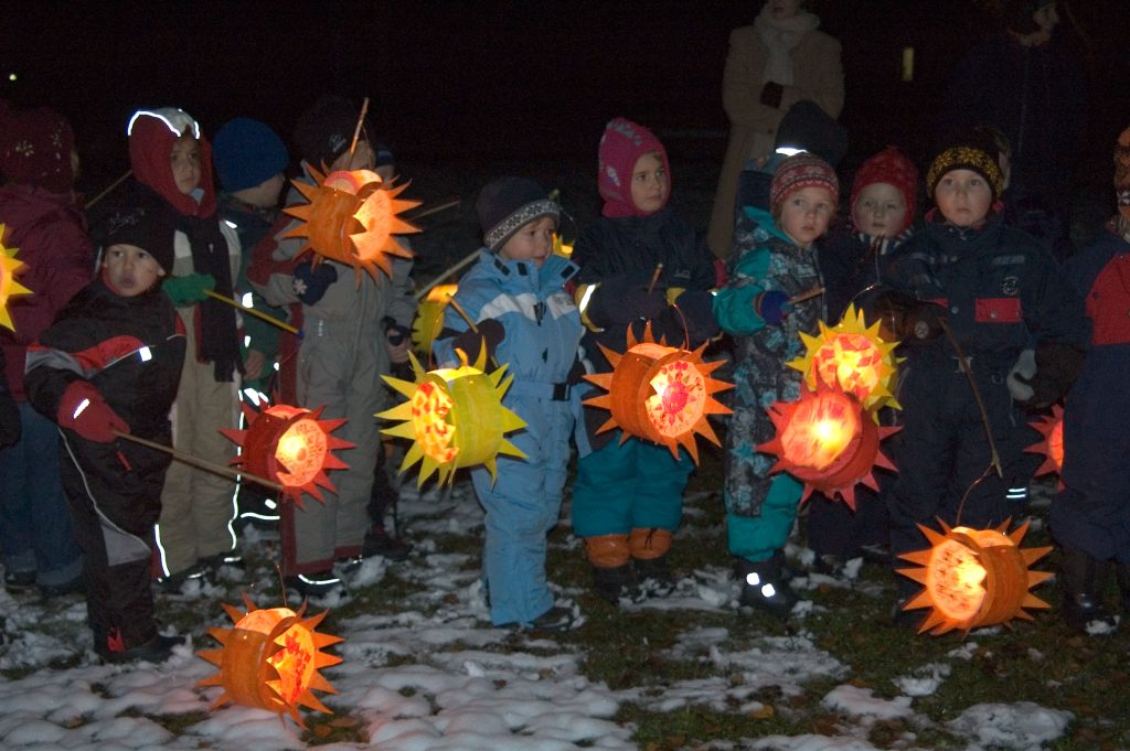 St Martinszug Laternenumzug Kinderfest Brauchtum Im Herbst S Martin Parade Children Festival Custom In Autum Lantern Parade